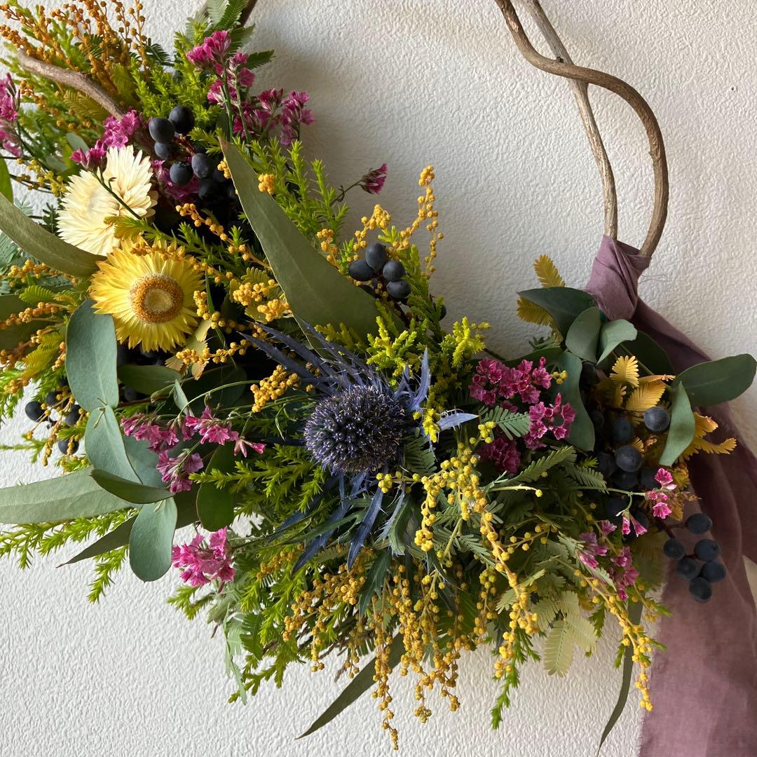 オーレアミモザとエリンジウムのハーフリース　スターチス　貝細工　春　ひな祭り