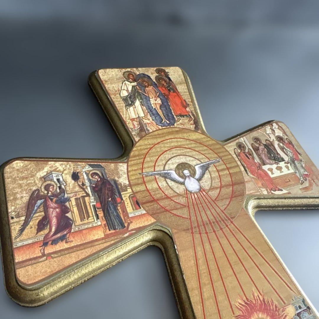 キリスト教のもの 金色の宗教的十字架