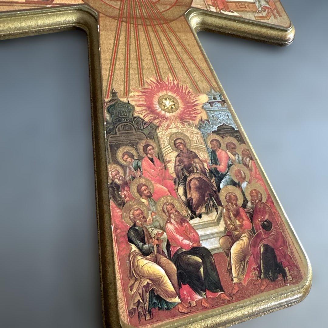 キリスト教のもの 金色の宗教的十字架