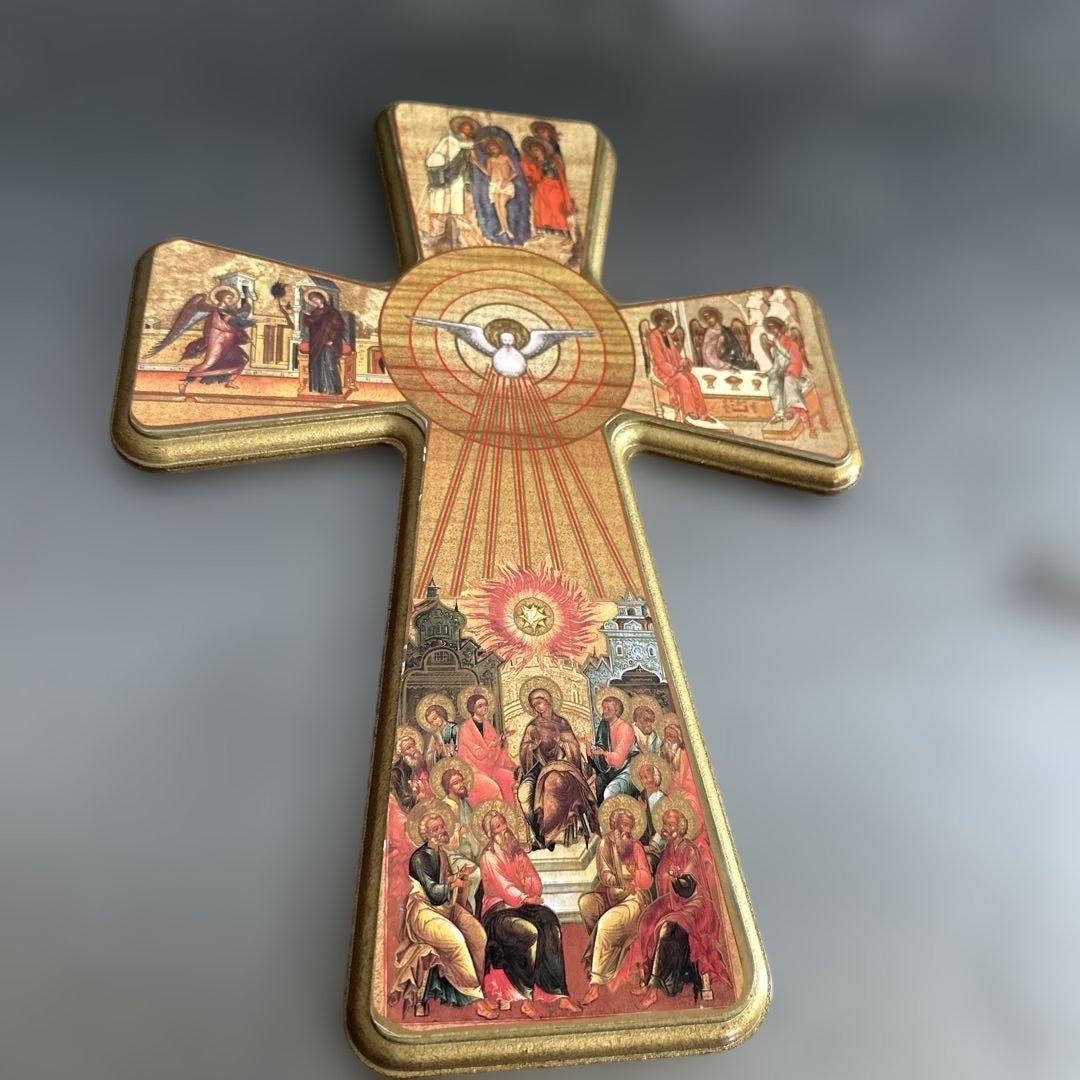 キリスト教のもの 金色の宗教的十字架