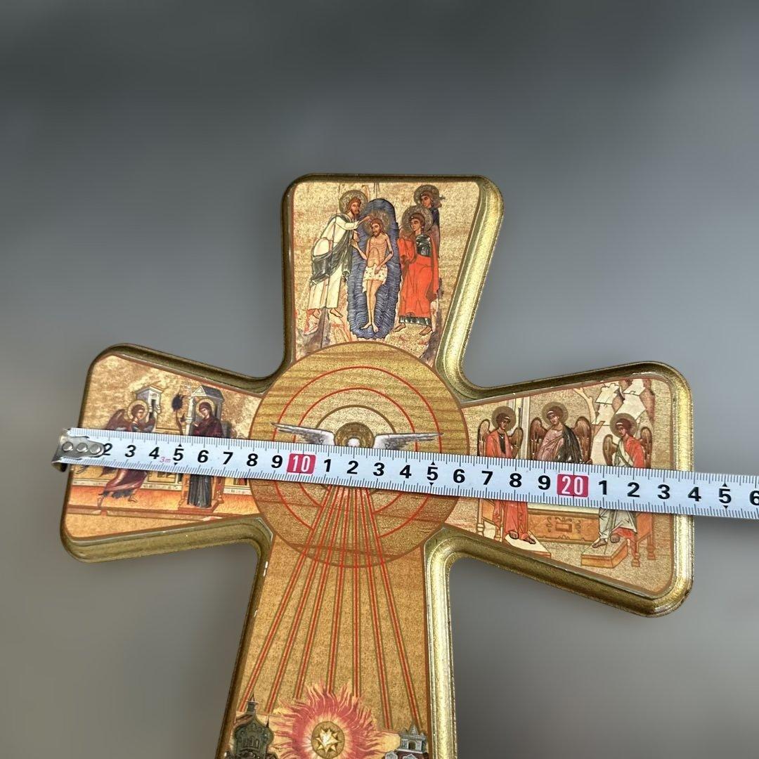 キリスト教のもの 金色の宗教的十字架