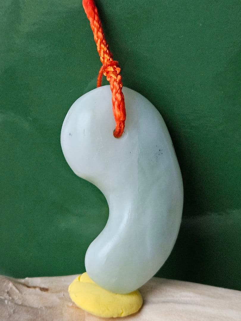 糸魚川　　　　　　　　　　アイスホワイト翡翠勾玉