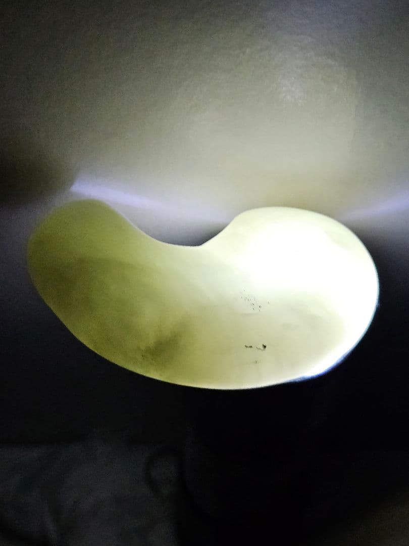 糸魚川　　　　　　　　　　アイスホワイト翡翠勾玉