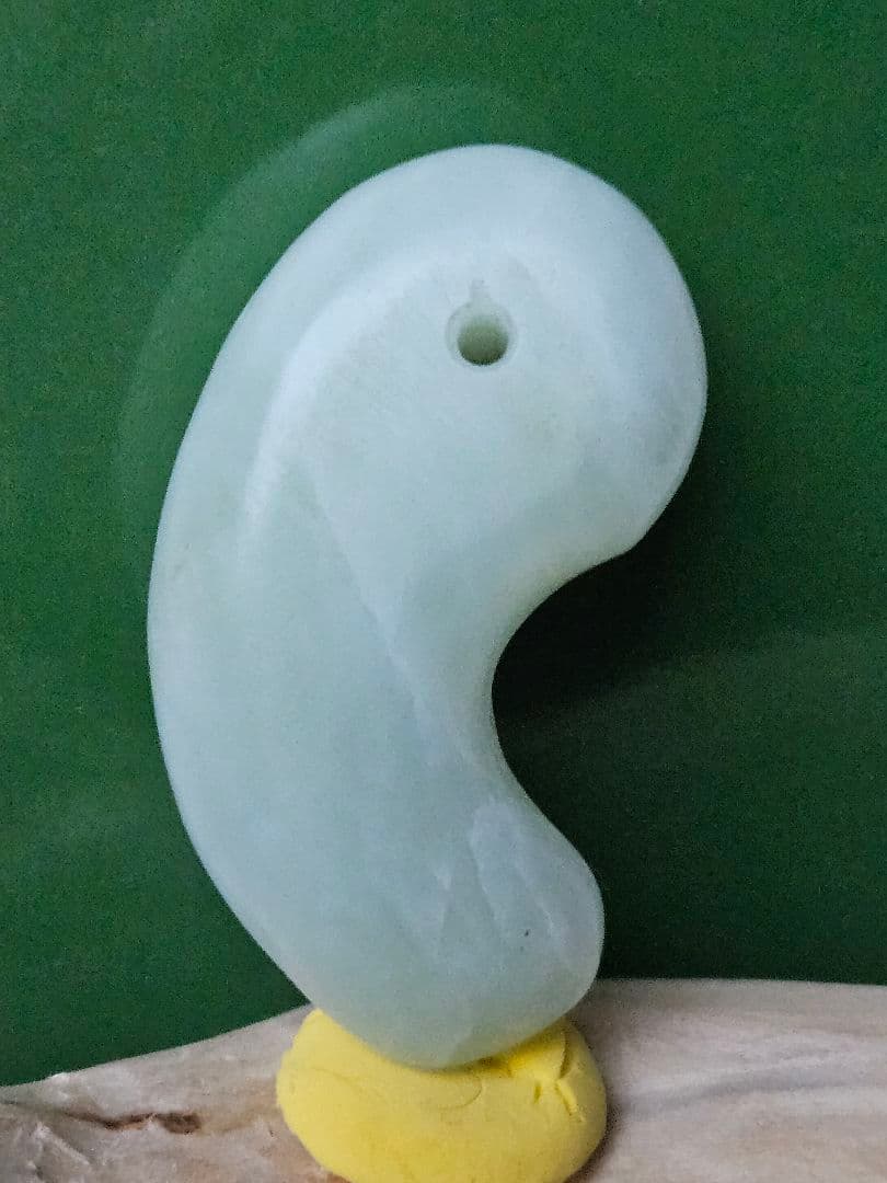 糸魚川　　　　　　　　　　アイスホワイト翡翠勾玉