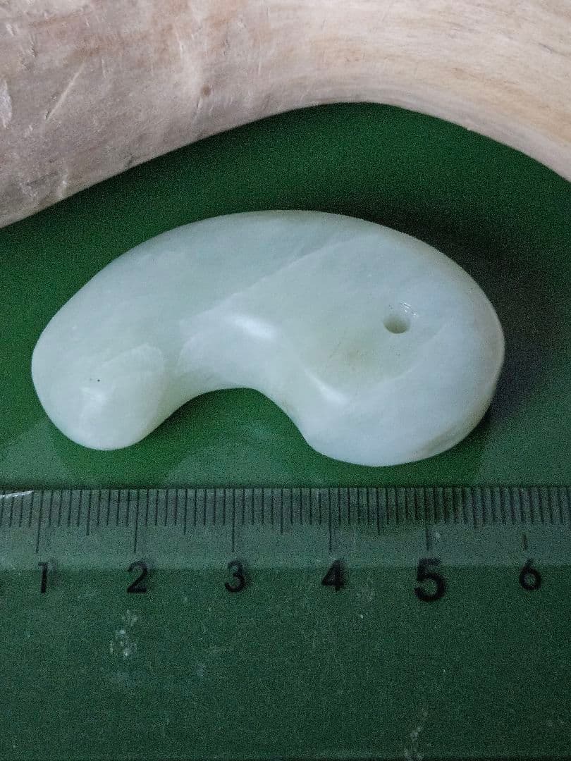 糸魚川　　　　　　　　　　アイスホワイト翡翠勾玉