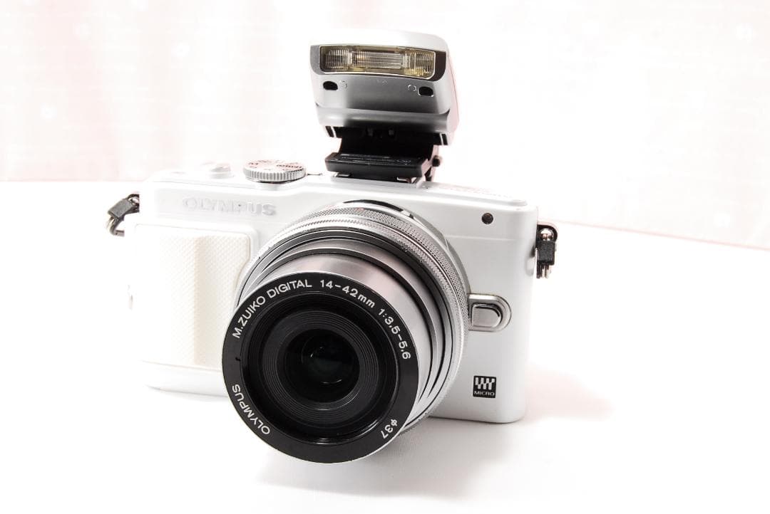 〓電動式パンケーキレンズ付〓オリンパス E-PL6 ホワイト ミラーレス