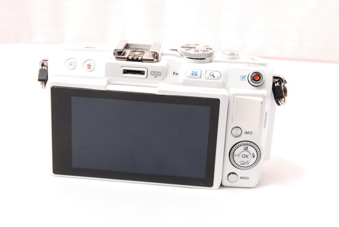 〓電動式パンケーキレンズ付〓オリンパス E-PL6 ホワイト ミラーレス