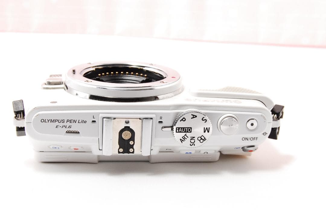 〓電動式パンケーキレンズ付〓オリンパス E-PL6 ホワイト ミラーレス