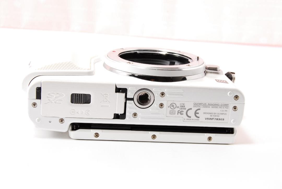 〓電動式パンケーキレンズ付〓オリンパス E-PL6 ホワイト ミラーレス