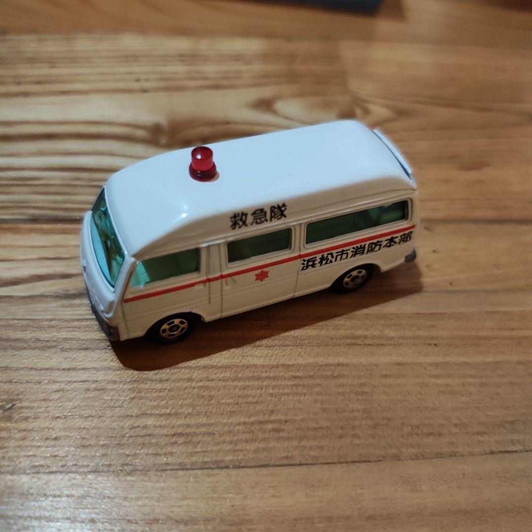 トミカリミテッドヴィンテージ ネオ 救急車　日産　キャラバン　大都会