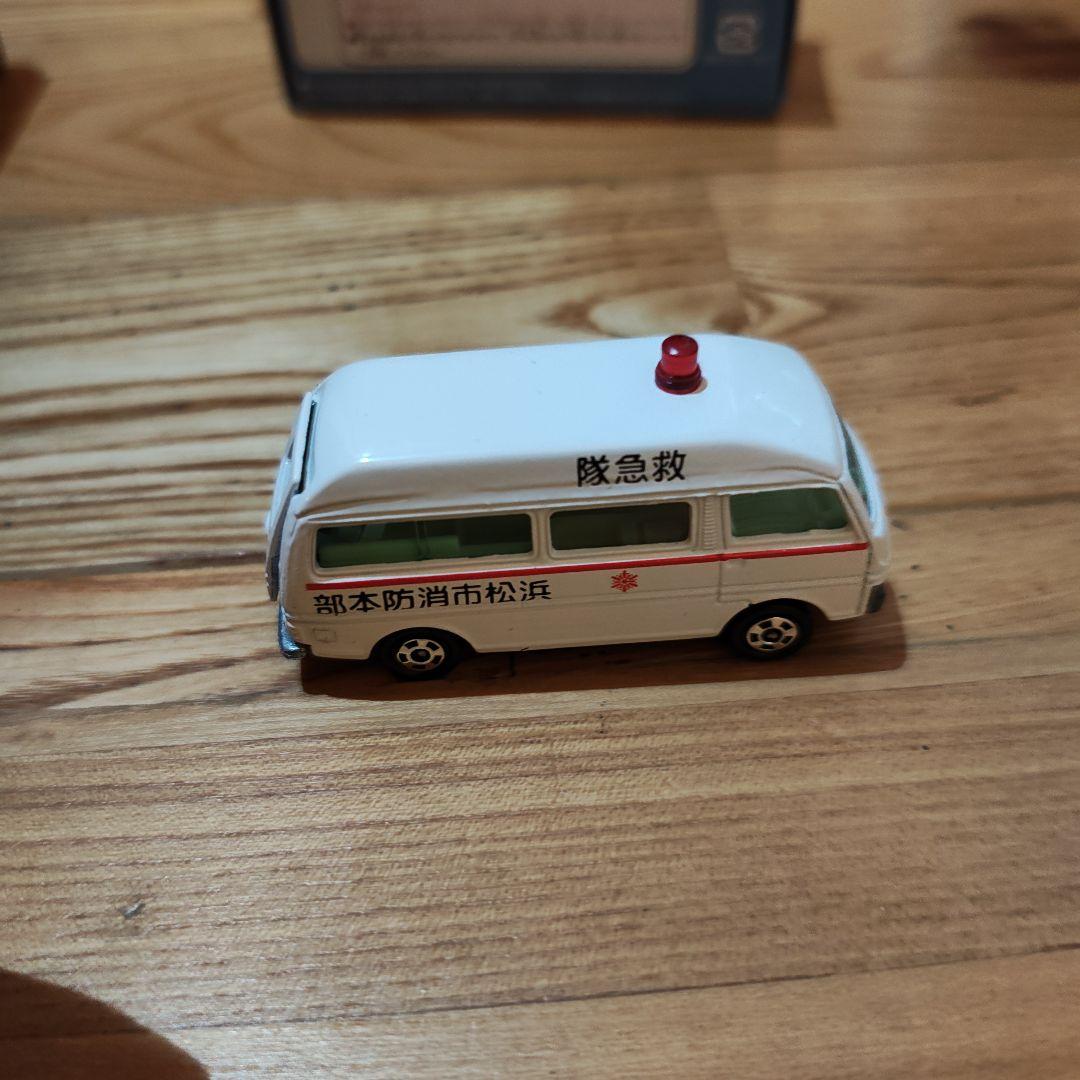 トミカリミテッドヴィンテージ ネオ 救急車　日産　キャラバン　大都会