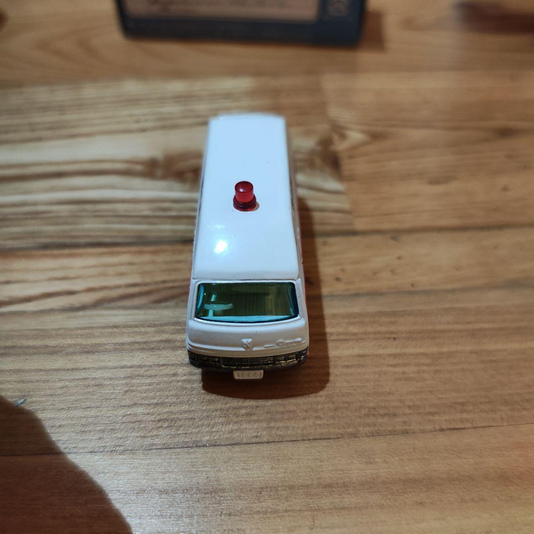 トミカリミテッドヴィンテージ ネオ 救急車　日産　キャラバン　大都会