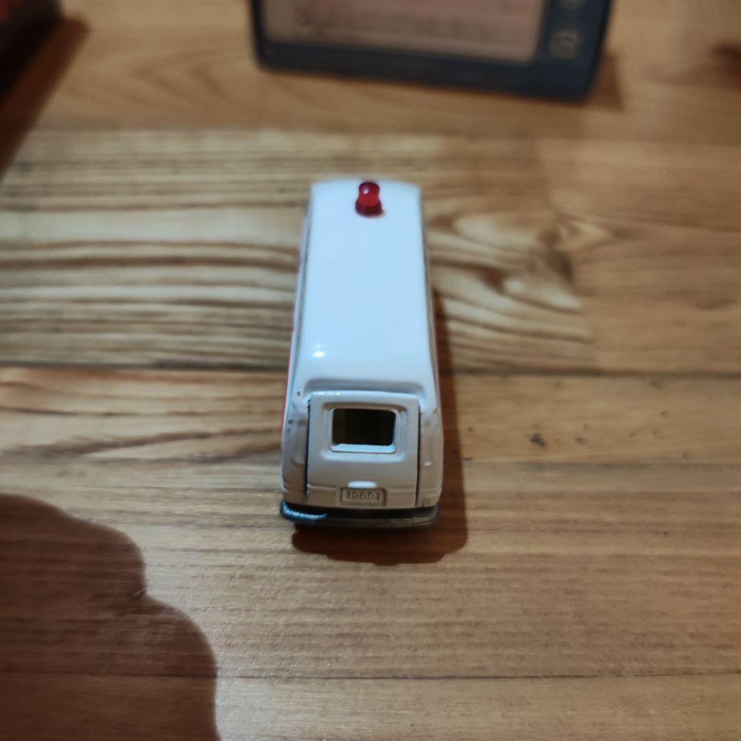 トミカリミテッドヴィンテージ ネオ 救急車　日産　キャラバン　大都会