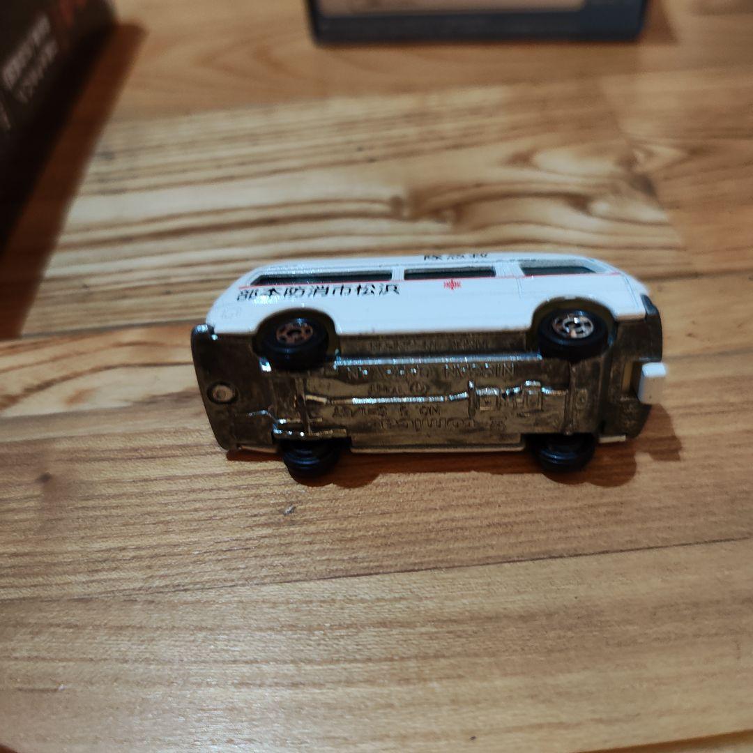 トミカリミテッドヴィンテージ ネオ 救急車　日産　キャラバン　大都会