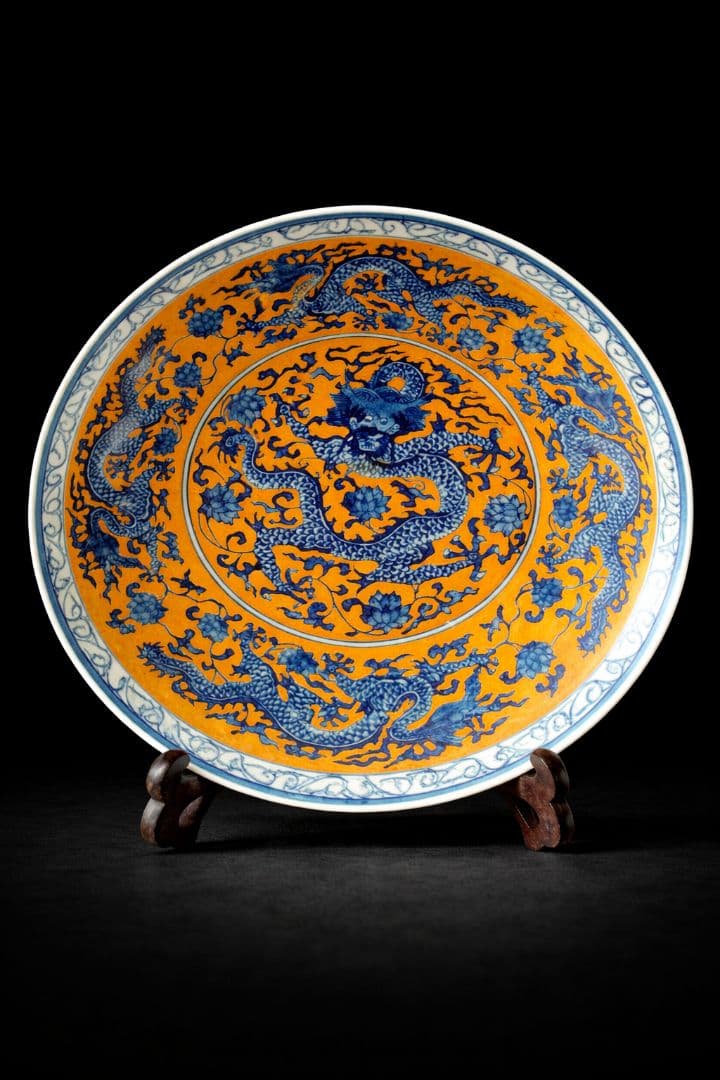 ●中国美術 黄地青龍文 大皿 31cm 高台付 大清乾隆年製款 景徳鎮 龍紋飾皿