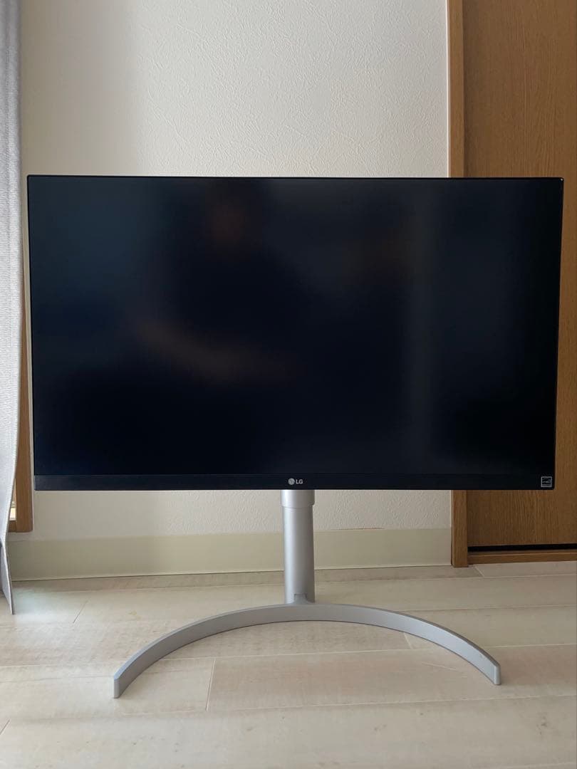 LG 27UL850-W 27インチ 4Kモニター 使用感強め/画面に黒線あり