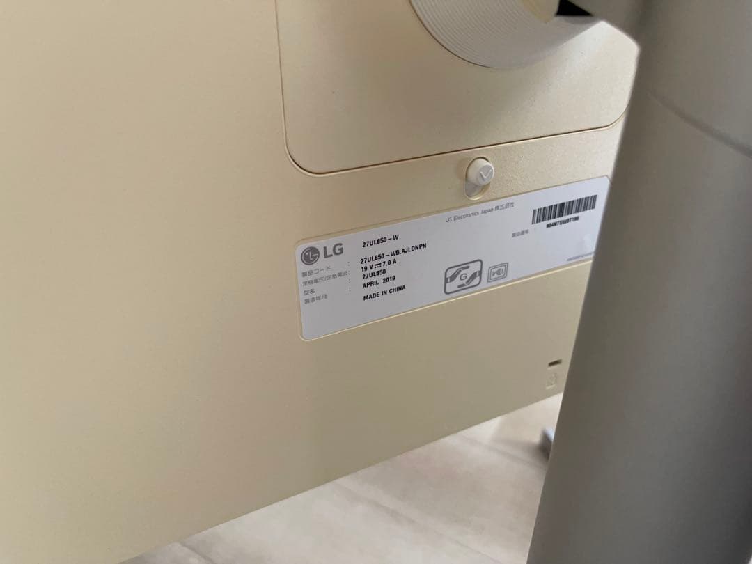 LG 27UL850-W 27インチ 4Kモニター 使用感強め/画面に黒線あり