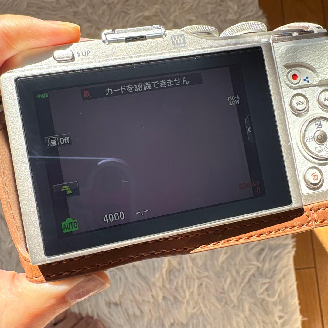 OlympusPEN ホワイト ミラーレス　望遠レンズ・キャップ・本体カバー等付