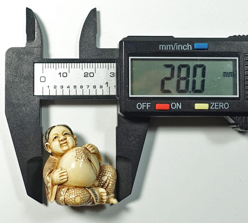 在銘　光秀　桃人物図根付　提げ物　留め具　 netsuke　装身具　牙彫