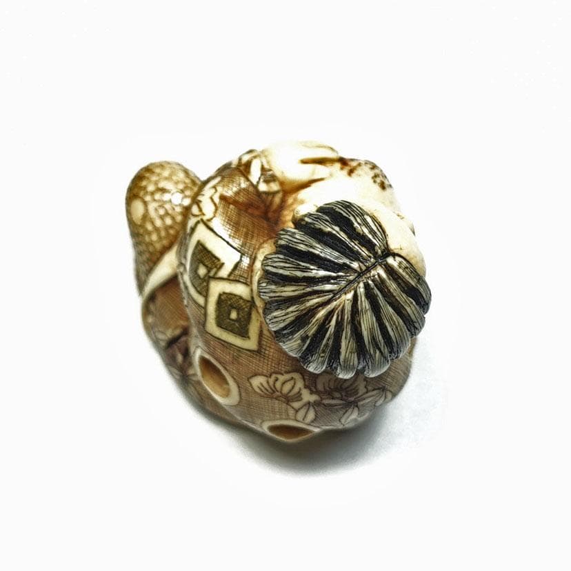 在銘　光秀　桃人物図根付　提げ物　留め具　 netsuke　装身具　牙彫