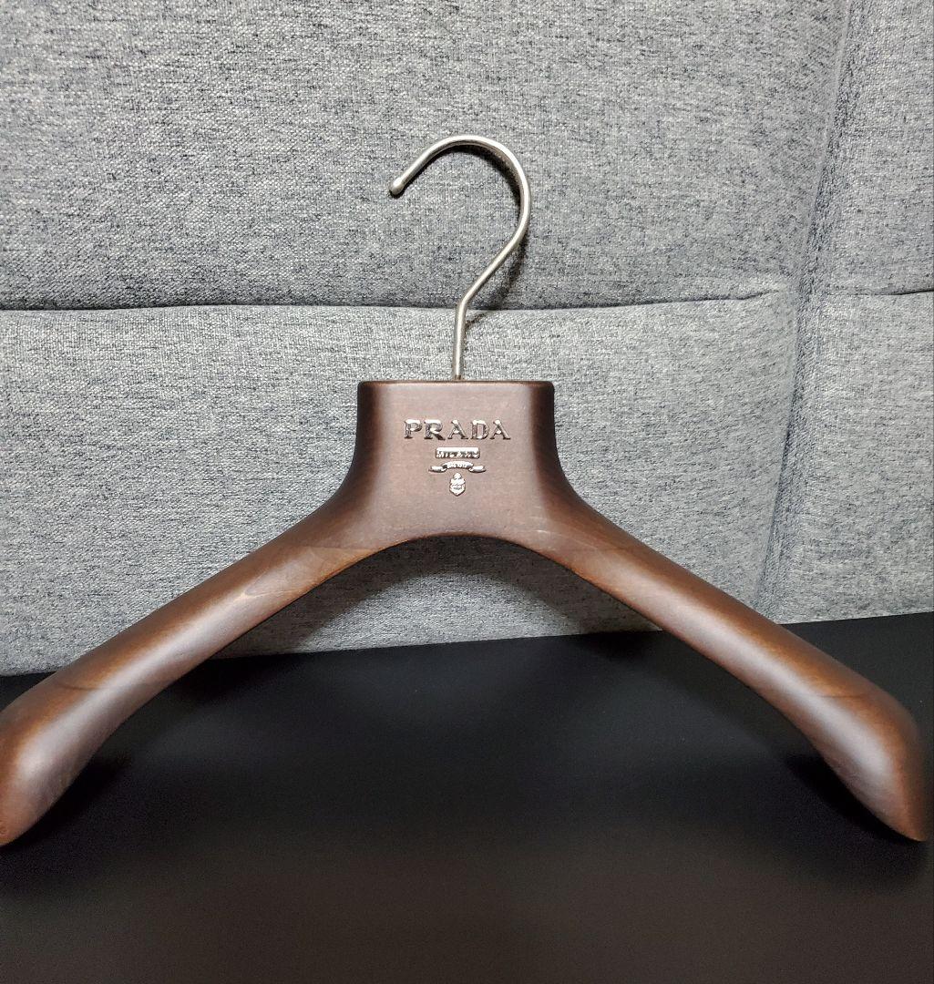 PRADA 木製ハンガー ダークブラウン