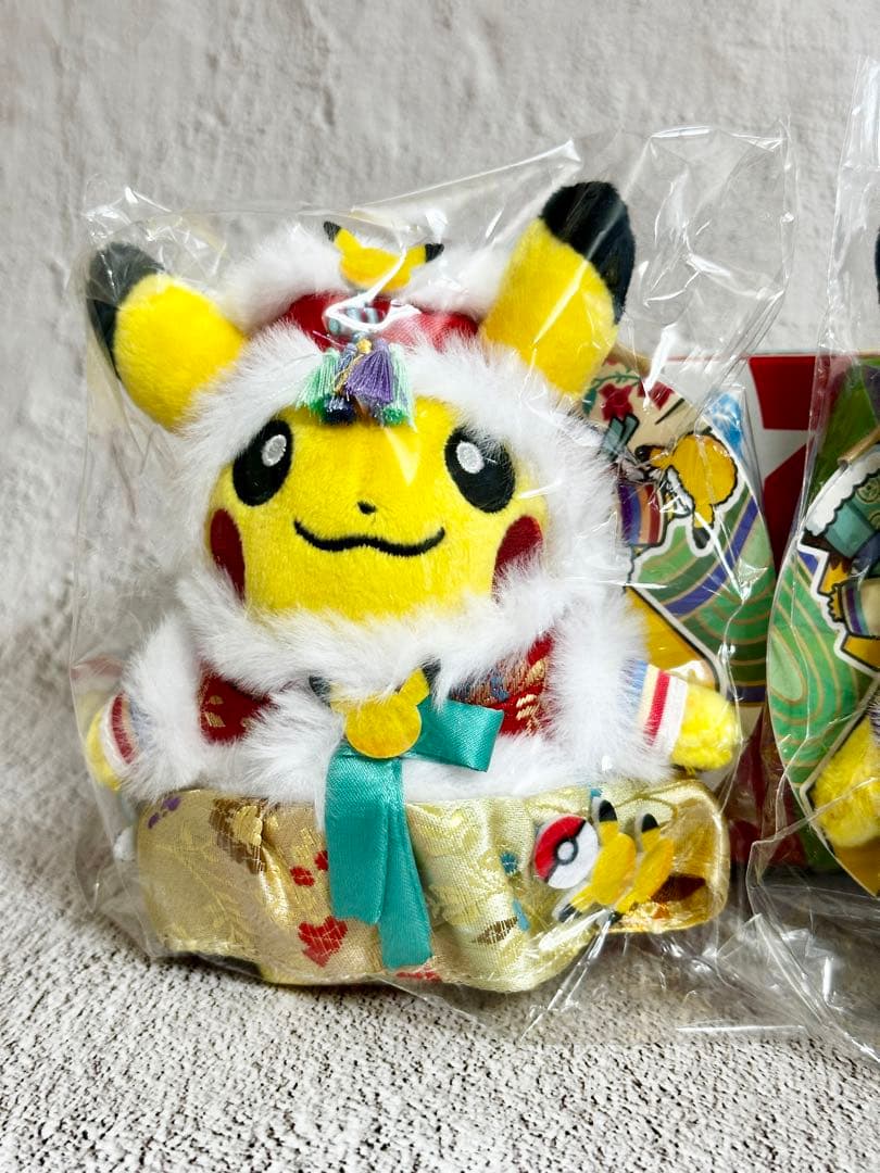 新品★ 韓国限定 ピカチュウ 韓服 ハンボク ぬいぐるみ　キーホルダー オスメス