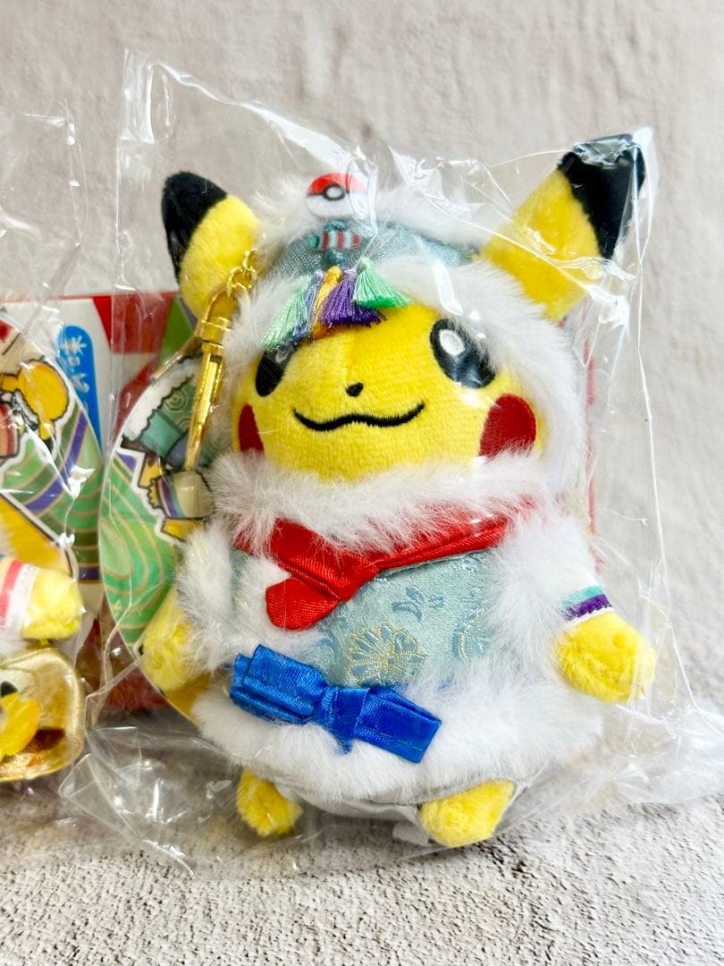 新品★ 韓国限定 ピカチュウ 韓服 ハンボク ぬいぐるみ　キーホルダー オスメス