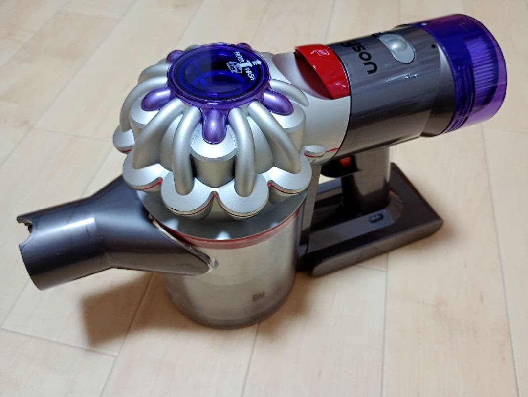 【使用少】dyson v8 ダイソン　スティッククリーナー本体　サイクロン掃除機