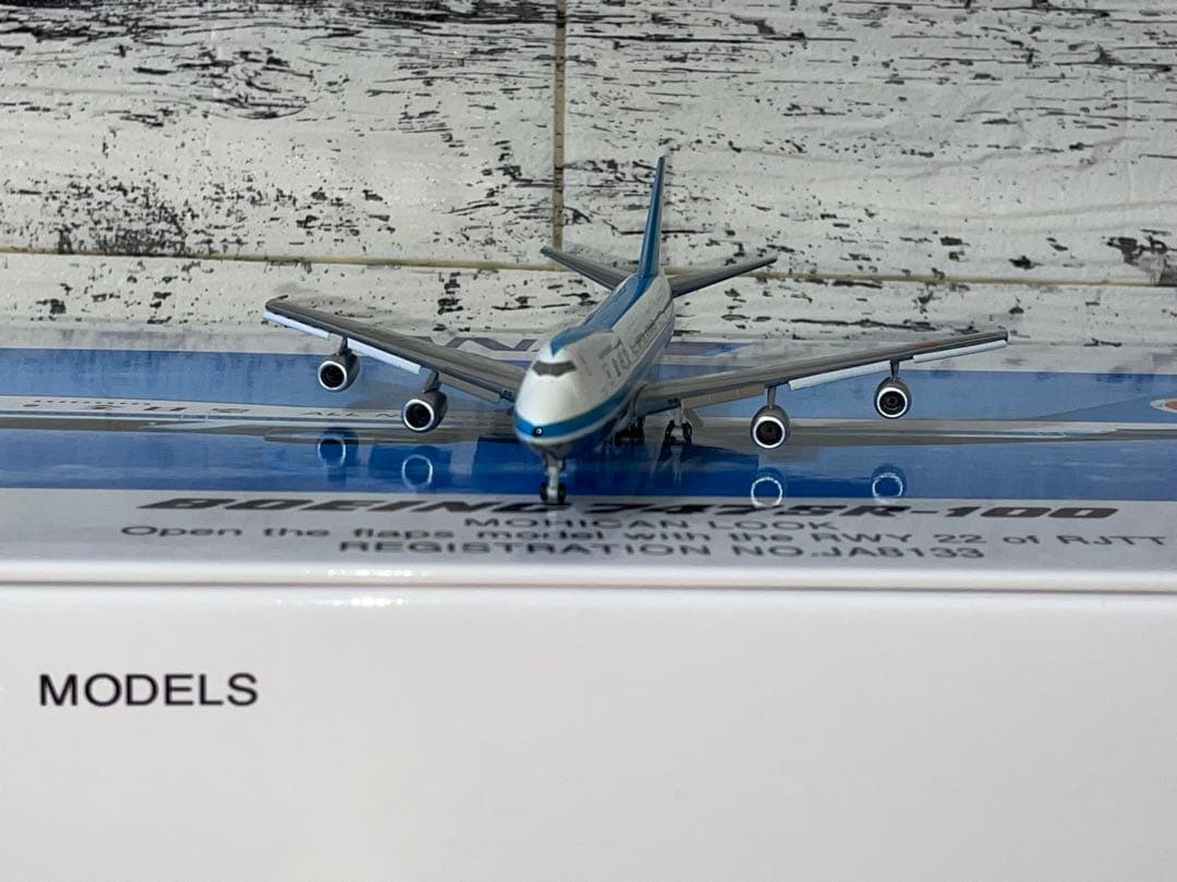 全日空商事 1/400 B747-100SR JA8133A 滑走路つき