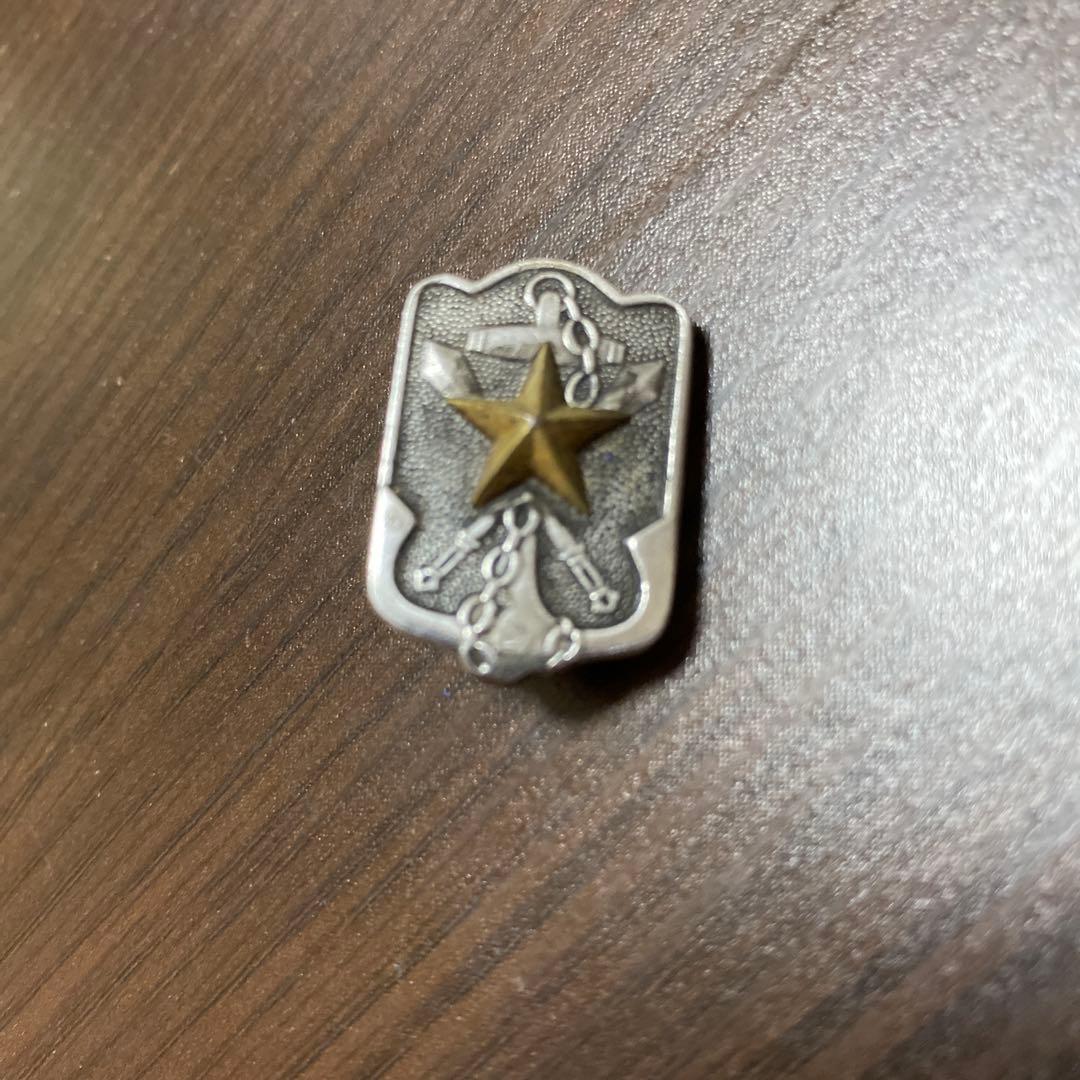 金色の星と鎖の盾型ピンバッジ