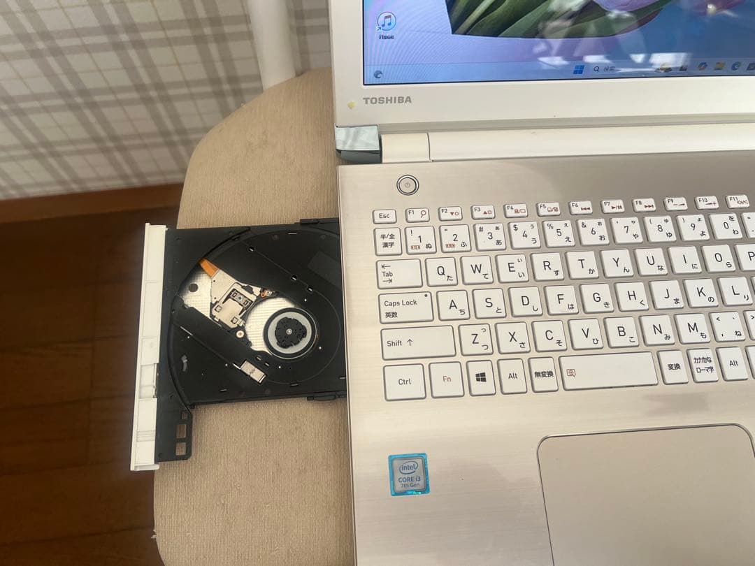 TOSHIBA dynabook 15.6インチ ゴールド