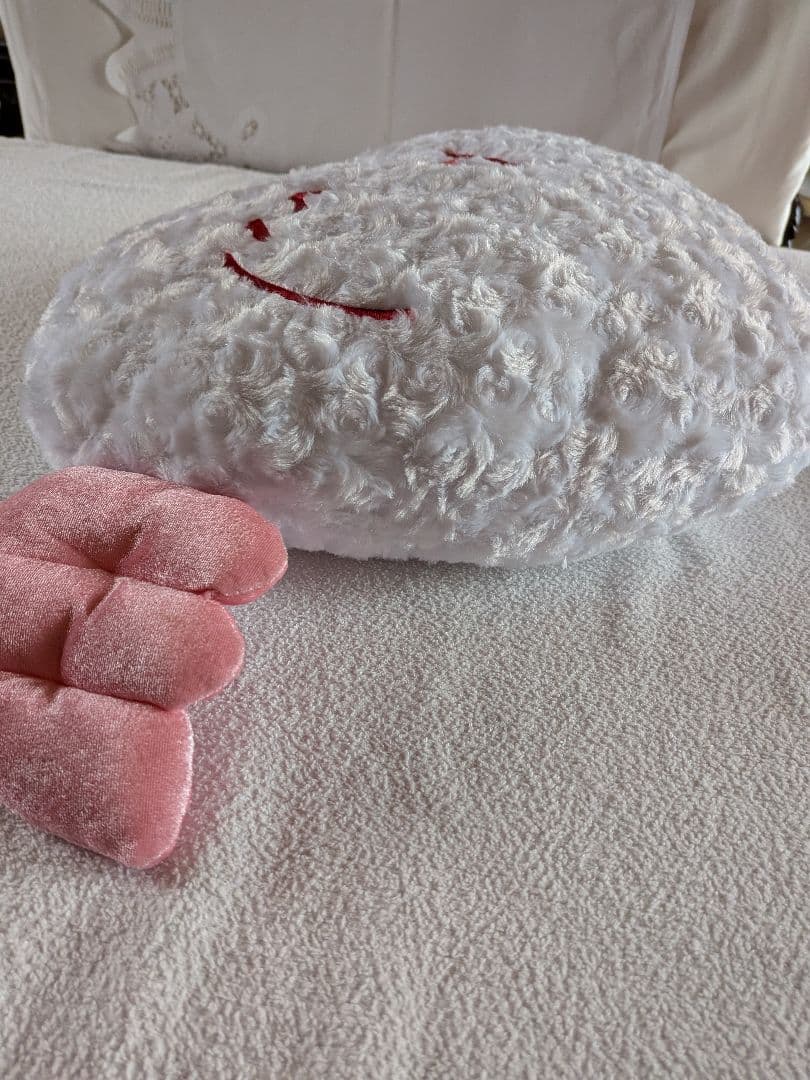ハート型クッション（翼付き）ピンク.ホワイト計3個です　大サイズ