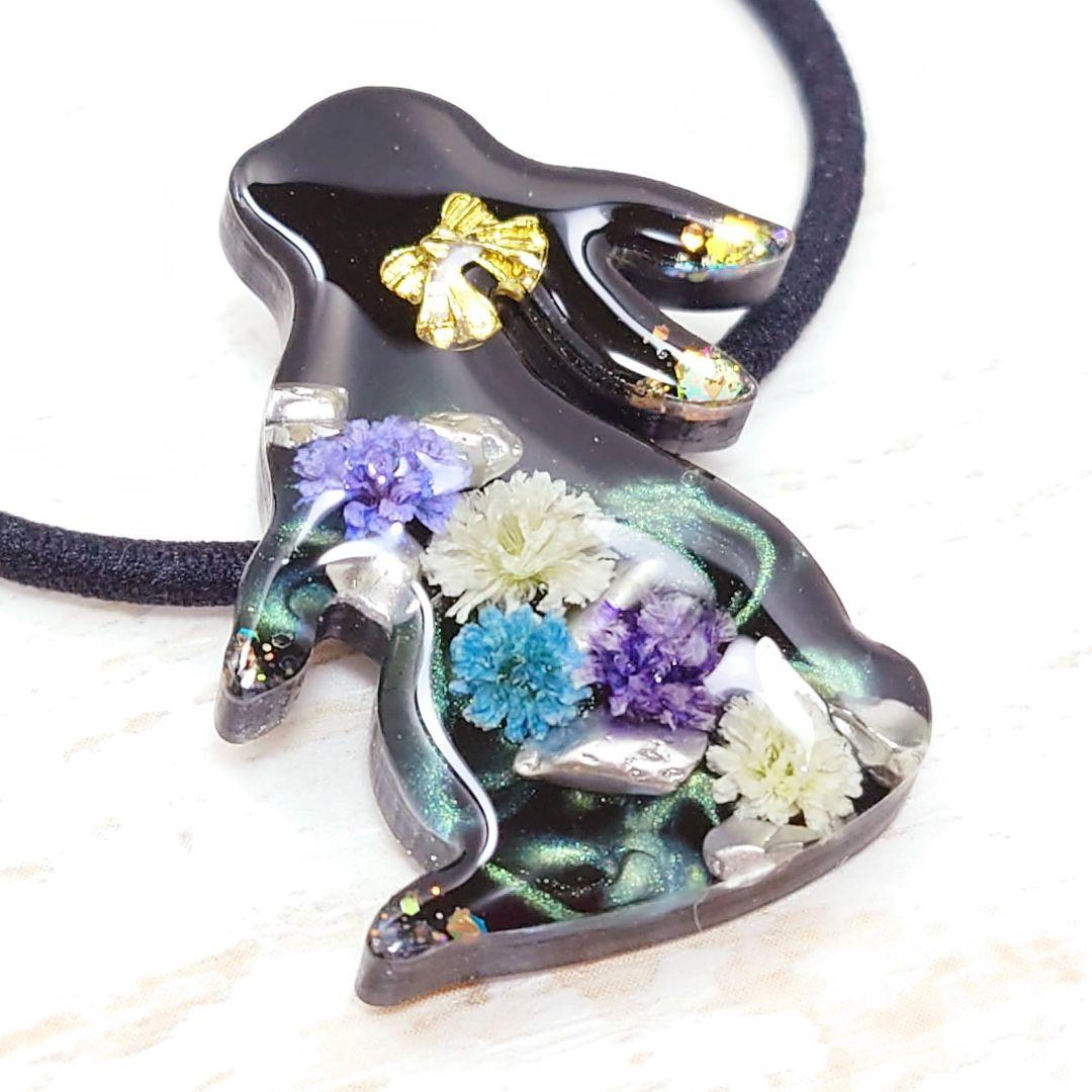 かすみ草うさぎのヘアゴム ブラック×パール ハンドメイド レジン ブルー お花