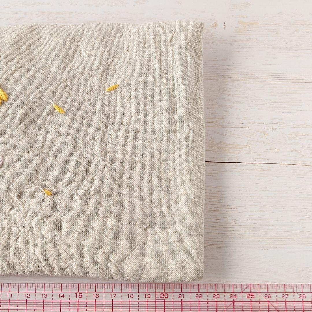 手刺繍入あずき/小豆のお腹ピロー【うさこと黄色い花】