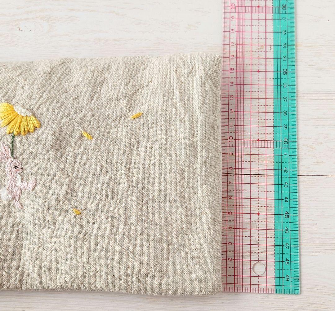 手刺繍入あずき/小豆のお腹ピロー【うさこと黄色い花】