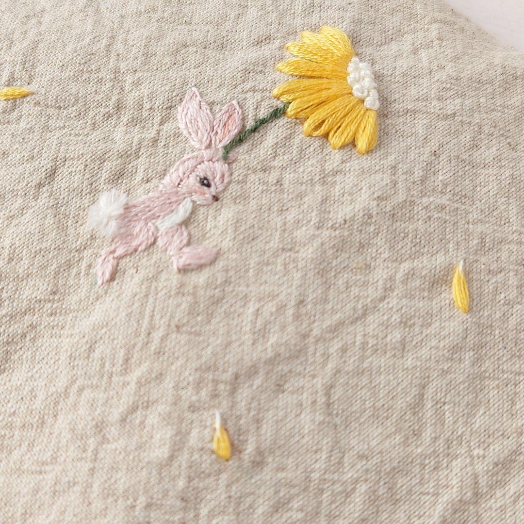 手刺繍入あずき/小豆のお腹ピロー【うさこと黄色い花】