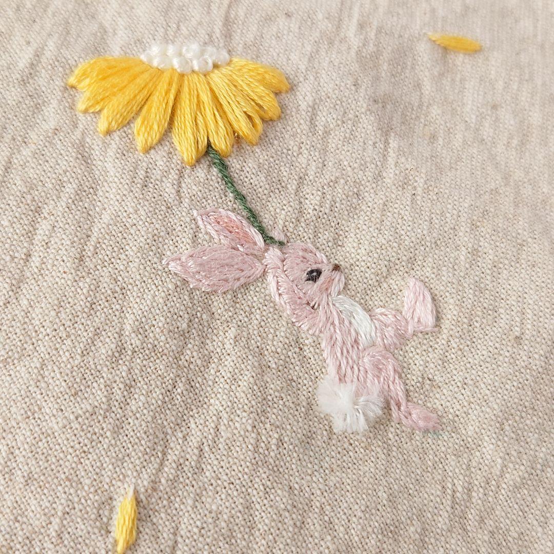 手刺繍入あずき/小豆のお腹ピロー【うさこと黄色い花】