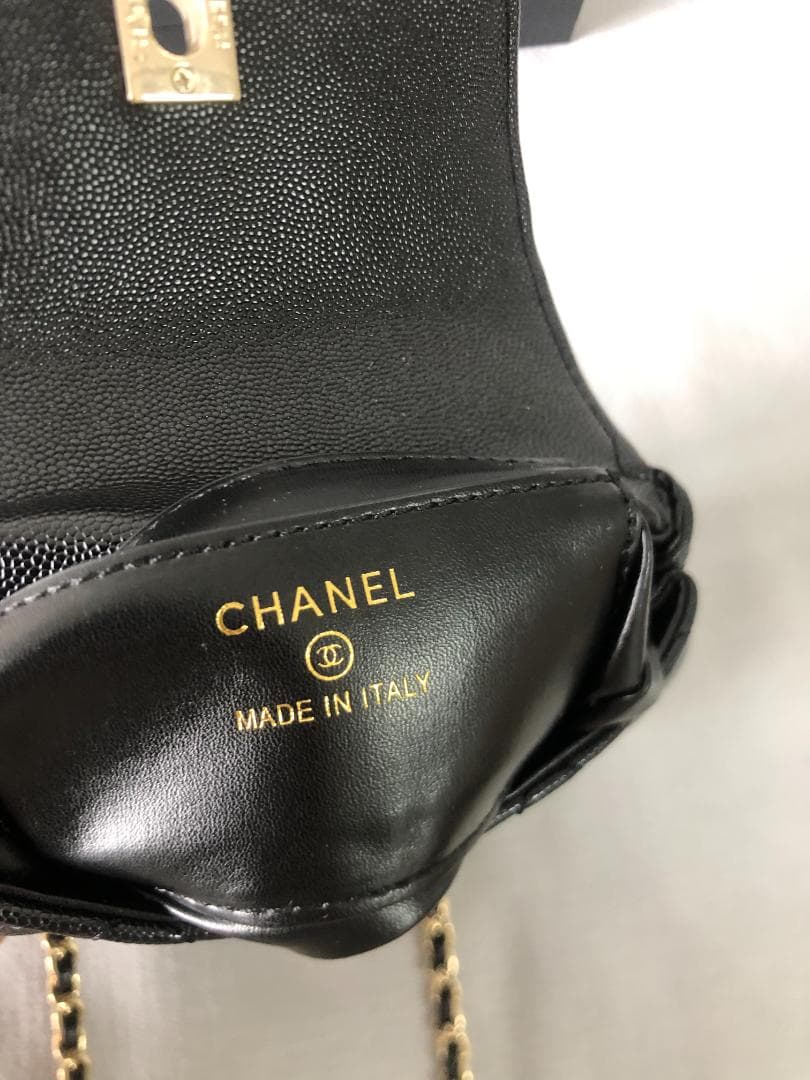 ロック型バッグ　可愛い　ブラック　ショルダーバッグ　レザー　ゴールドロゴ