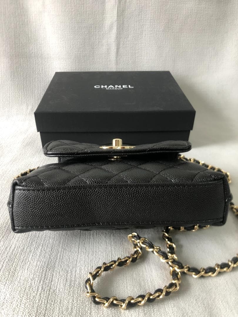 ロック型バッグ　可愛い　ブラック　ショルダーバッグ　レザー　ゴールドロゴ