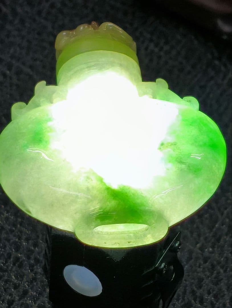 #【本翡翠】天然ジェダイト #鼻煙壺 #氷糯種 陽緑 透過良 結晶有 龍耳彫刻