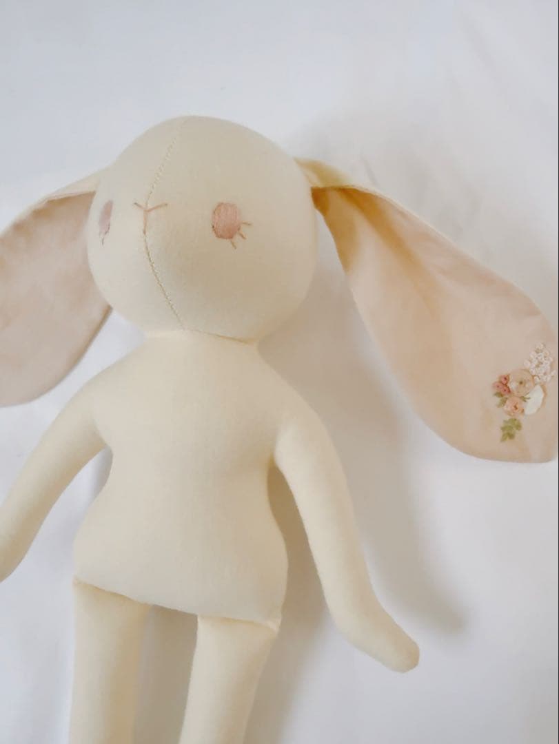 クリーム色のうさぎぬいぐるみ