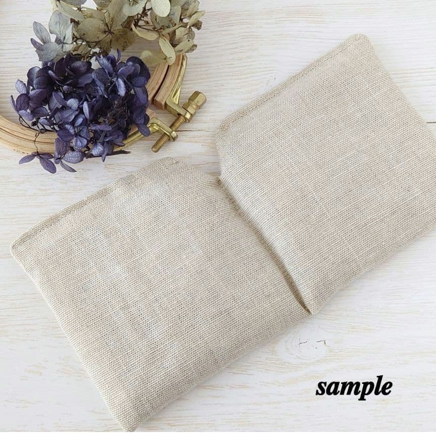 手刺繍入あずき/小豆のアイピロー【うさことカモミール】