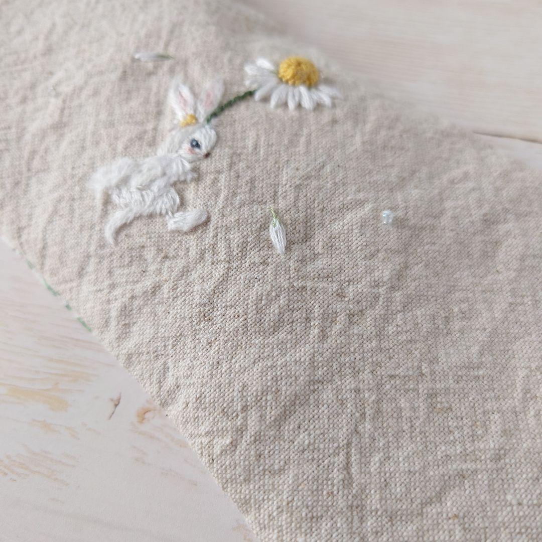 手刺繍入あずき/小豆のアイピロー【うさことカモミール】