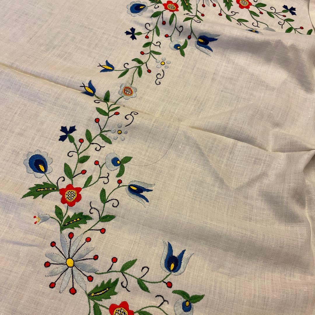 テーブルクロス　花柄模様　刺繍入りさ