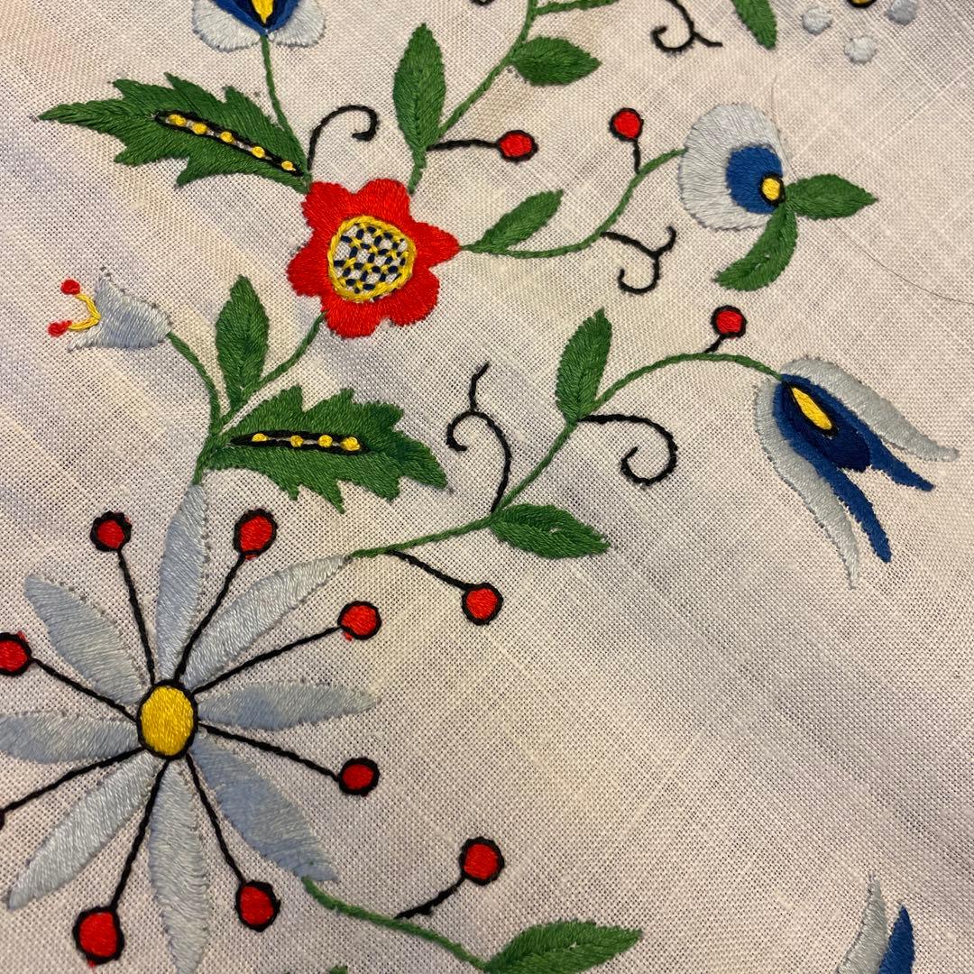テーブルクロス　花柄模様　刺繍入りさ