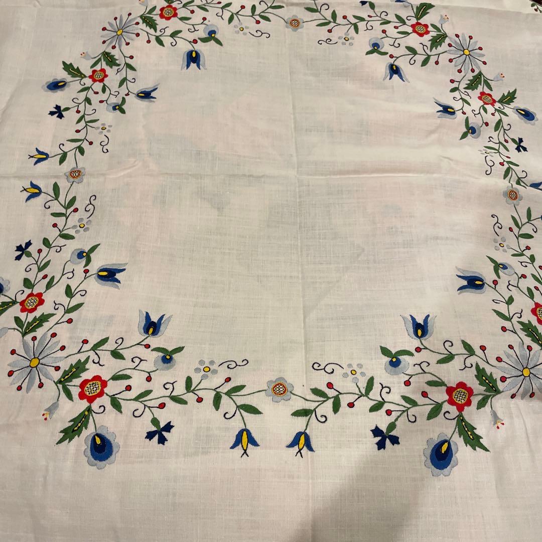 テーブルクロス　花柄模様　刺繍入りさ