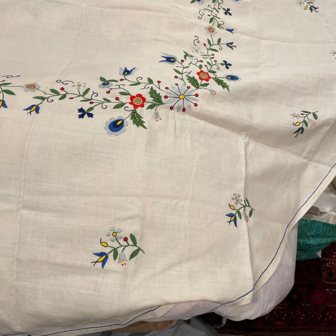 テーブルクロス　花柄模様　刺繍入りさ