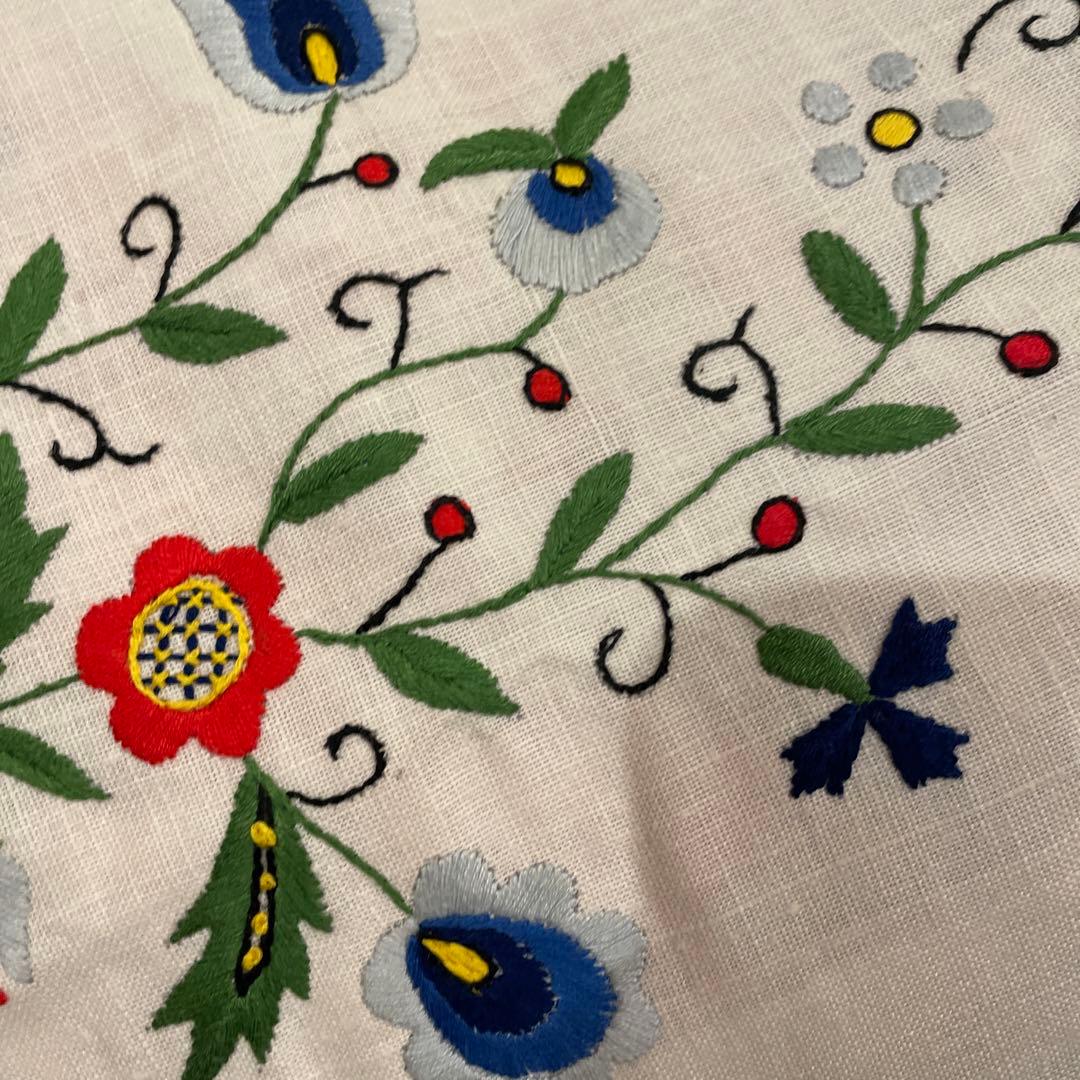 テーブルクロス　花柄模様　刺繍入りさ