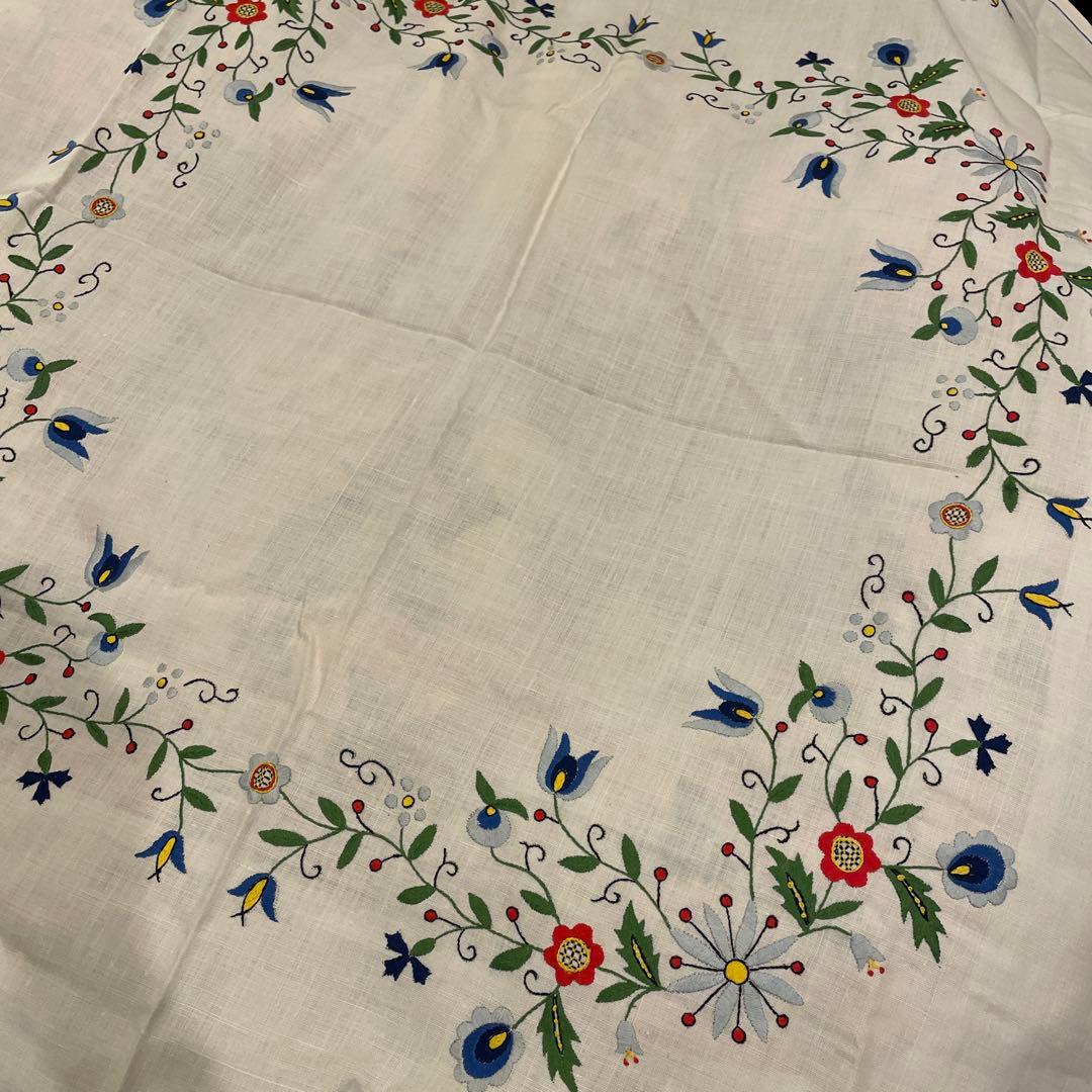 テーブルクロス　花柄模様　刺繍入りさ