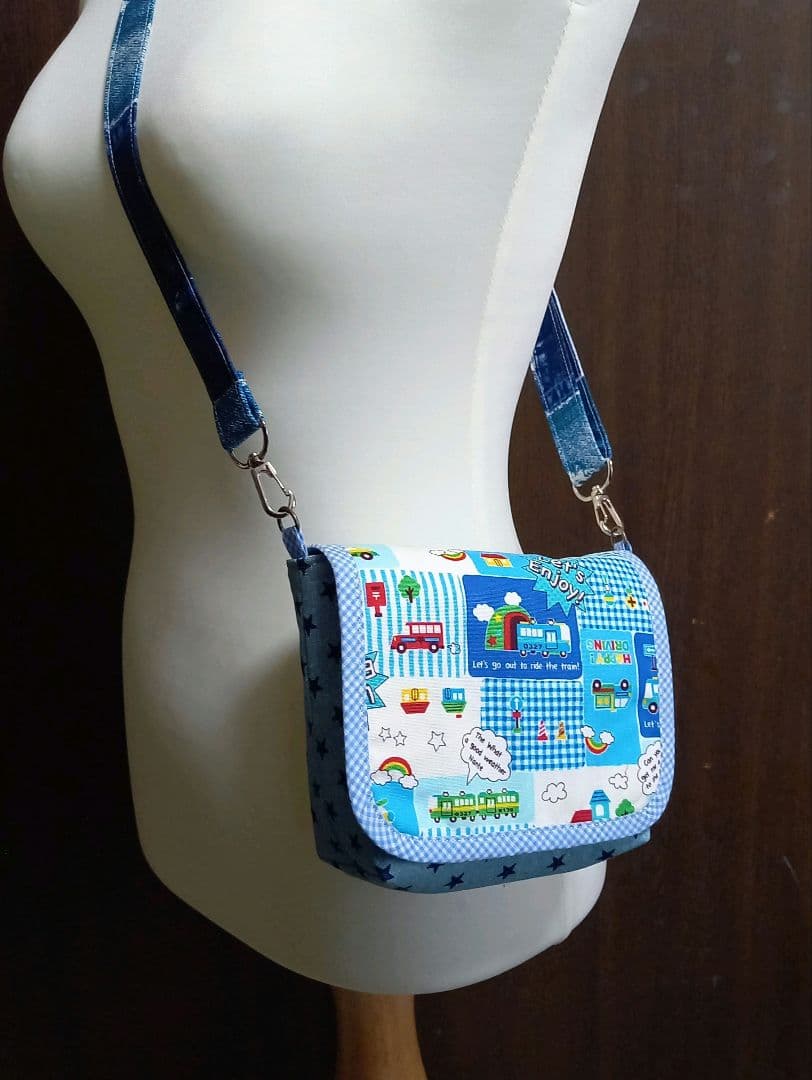 手作り☆可愛いパッチワーク風の車柄の保冷保温お弁当ケース☆小サイズ☆